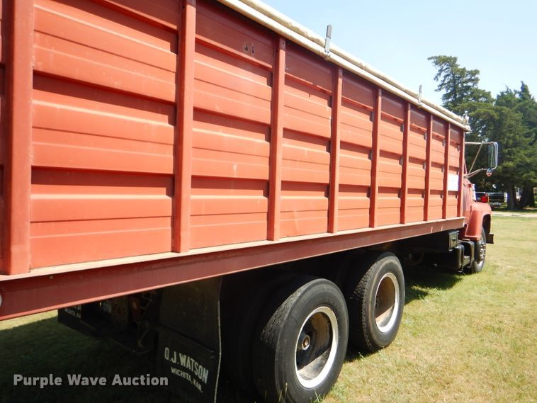 image for item FY9710 1977 Ford 7000 grain truck