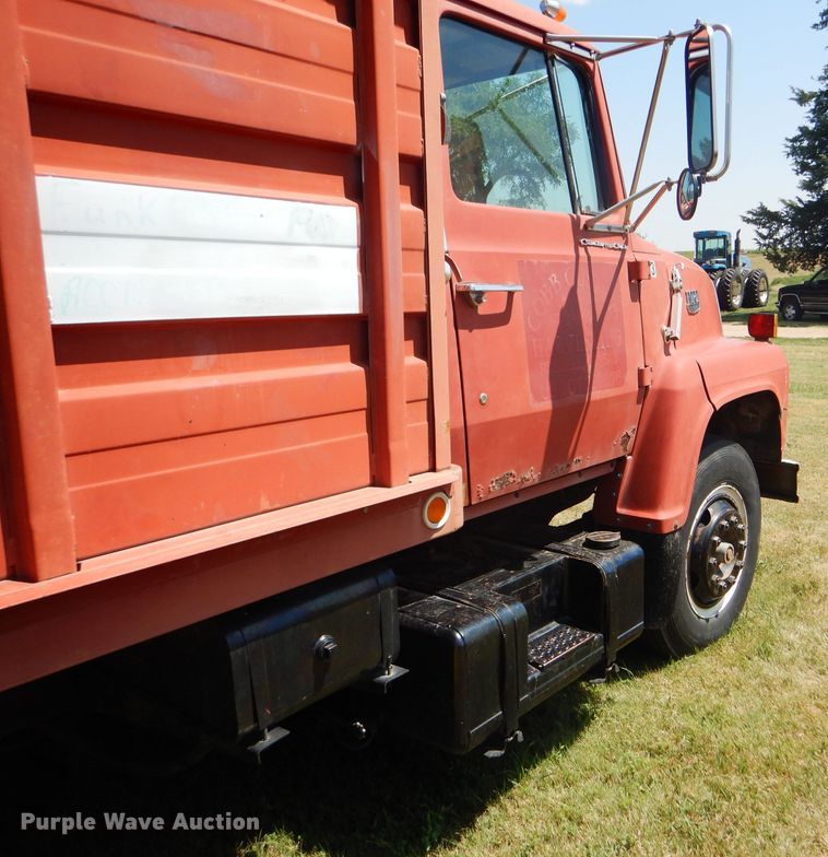 image for item FY9710 1977 Ford 7000 grain truck