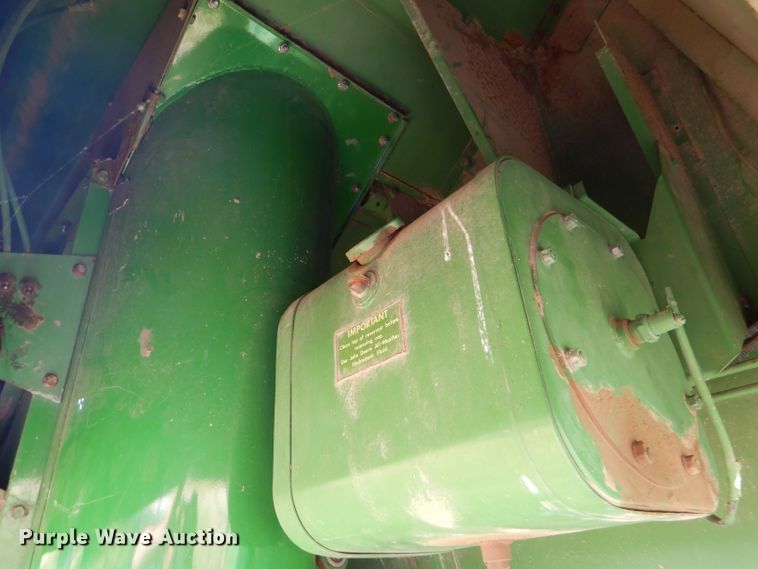 image for item FY9730 1983 John Deere 7720 combine