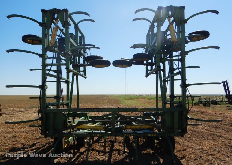 image for item FY9743 John Deere 1650 chisel