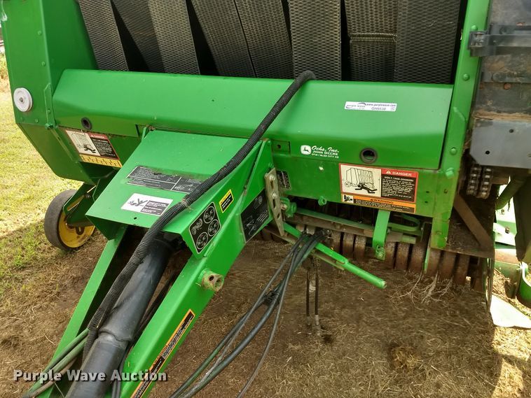 image for item GH9538 2005 John Deere 567 Mega Wide round baler