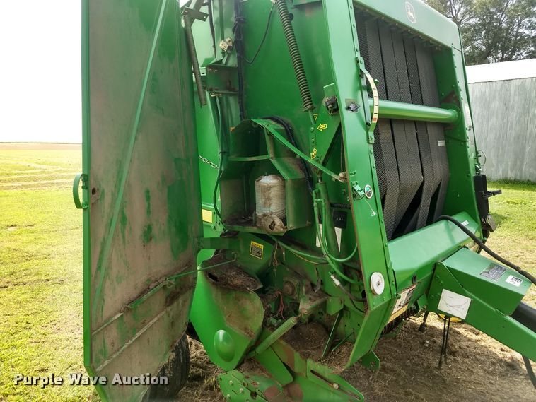 image for item GH9538 2005 John Deere 567 Mega Wide round baler