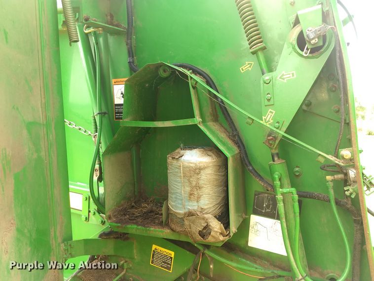 image for item GH9538 2005 John Deere 567 Mega Wide round baler
