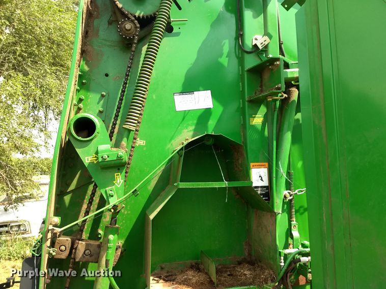 image for item GH9538 2005 John Deere 567 Mega Wide round baler