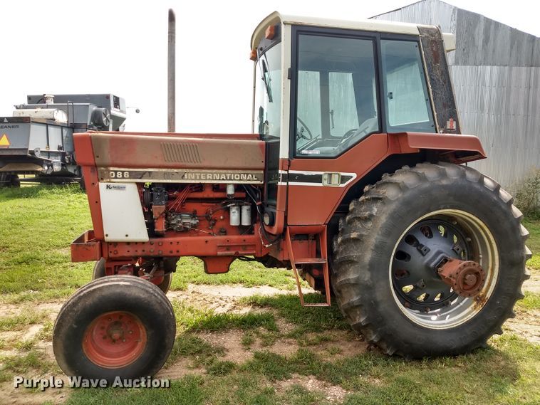 image for item GH9539 1976 International 1086 tractor
