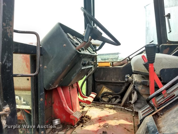 image for item GH9539 1976 International 1086 tractor