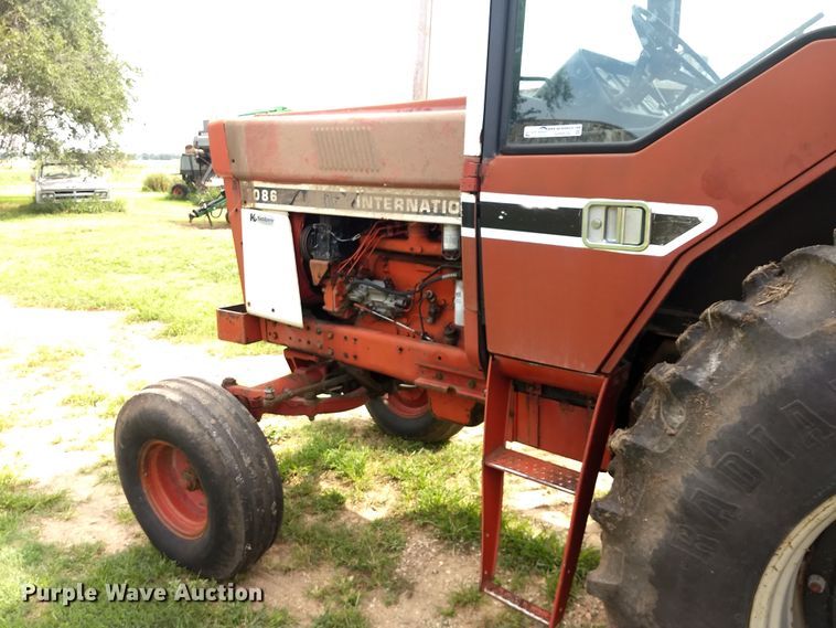 image for item GH9539 1976 International 1086 tractor