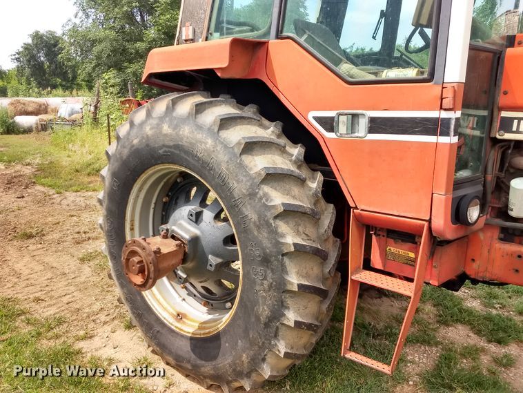 image for item GH9539 1976 International 1086 tractor