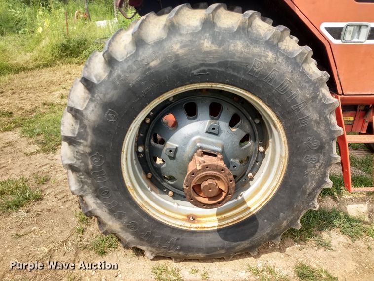 image for item GH9539 1976 International 1086 tractor