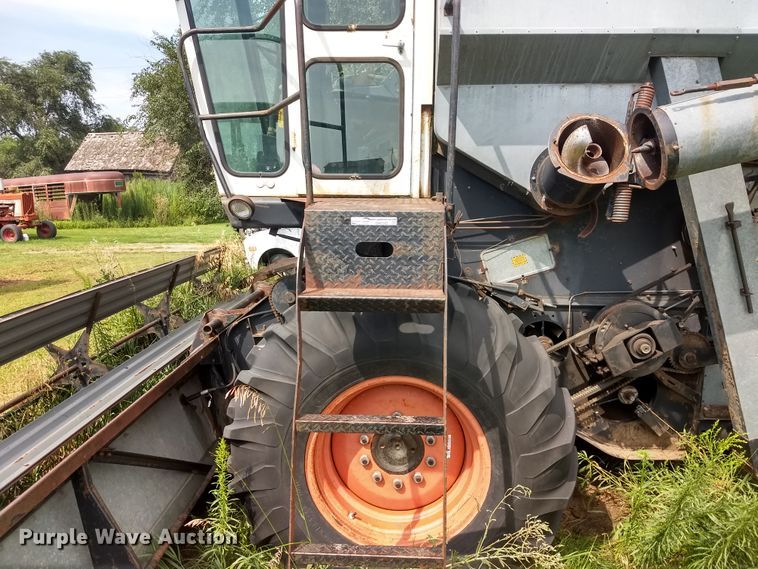 image for item GH9540 1976 Gleaner F combine