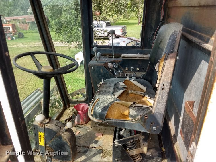 image for item GH9540 1976 Gleaner F combine