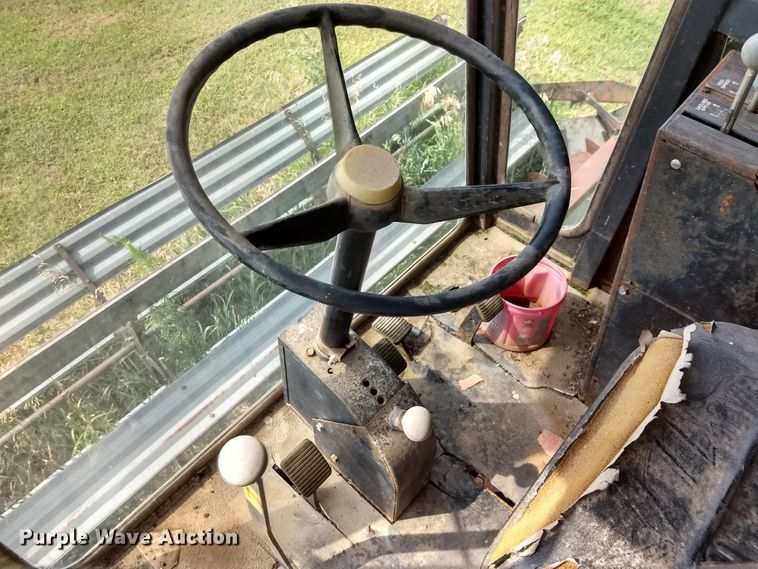 image for item GH9540 1976 Gleaner F combine