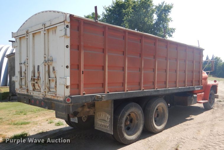 image for item GH9546 1973 Dodge 600 grain truck