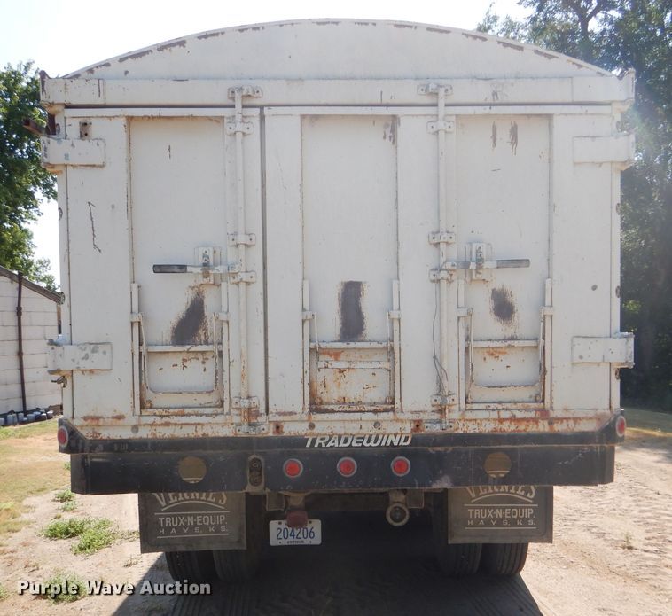 image for item GH9546 1973 Dodge 600 grain truck