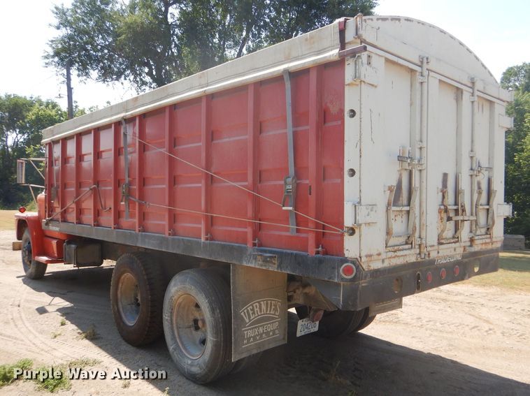 image for item GH9546 1973 Dodge 600 grain truck