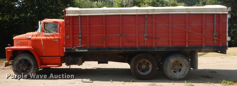 image for item GH9546 1973 Dodge 600 grain truck