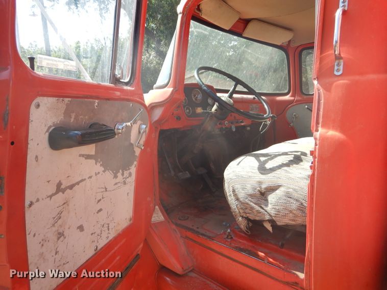 image for item GH9546 1973 Dodge 600 grain truck