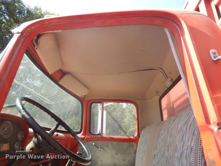 image for item GH9546 1973 Dodge 600 grain truck