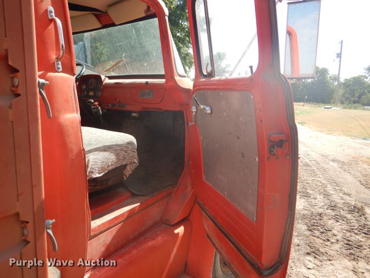 image for item GH9546 1973 Dodge 600 grain truck