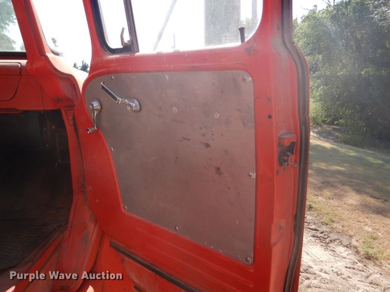 image for item GH9546 1973 Dodge 600 grain truck