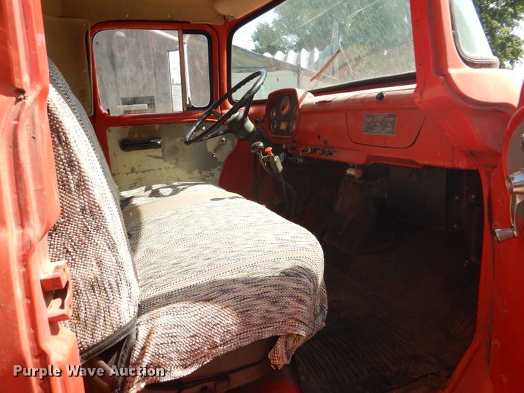 image for item GH9546 1973 Dodge 600 grain truck