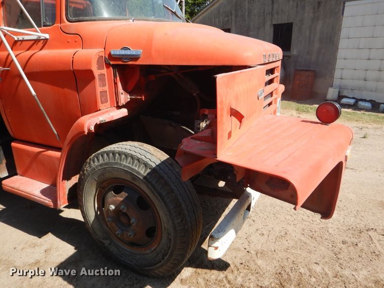 image for item GH9546 1973 Dodge 600 grain truck