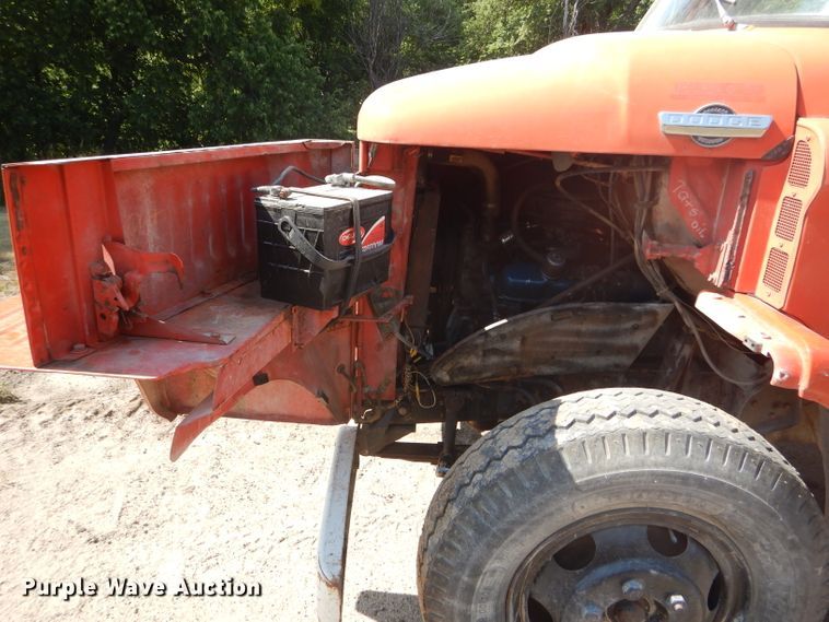 image for item GH9546 1973 Dodge 600 grain truck