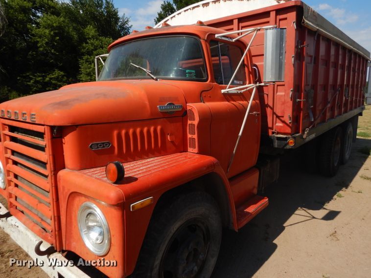 image for item GH9546 1973 Dodge 600 grain truck