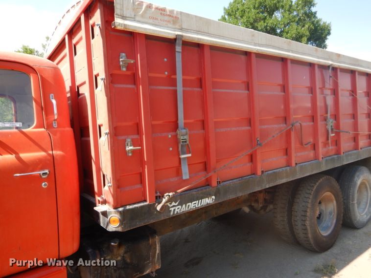 image for item GH9546 1973 Dodge 600 grain truck