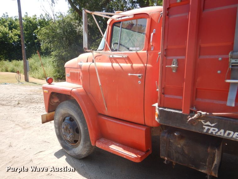 image for item GH9546 1973 Dodge 600 grain truck