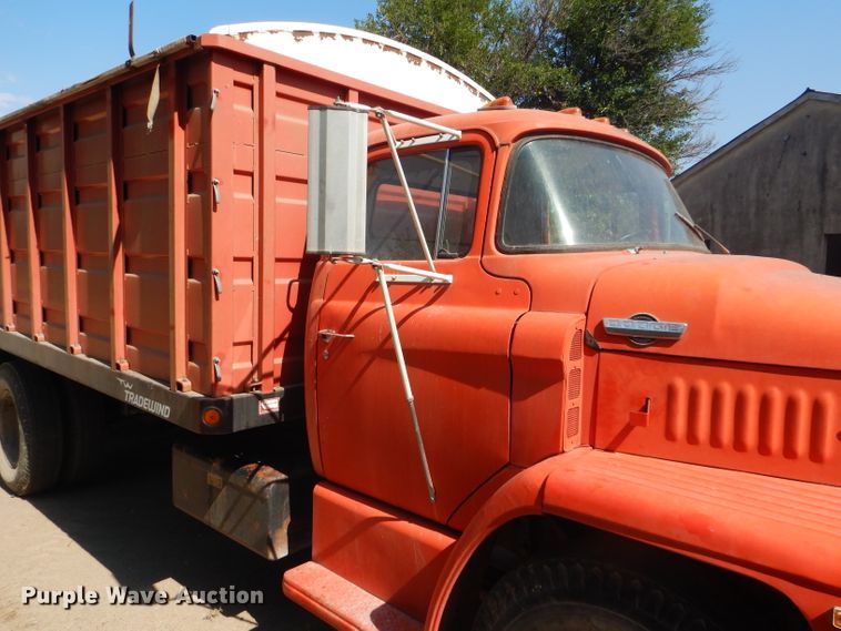 image for item GH9546 1973 Dodge 600 grain truck