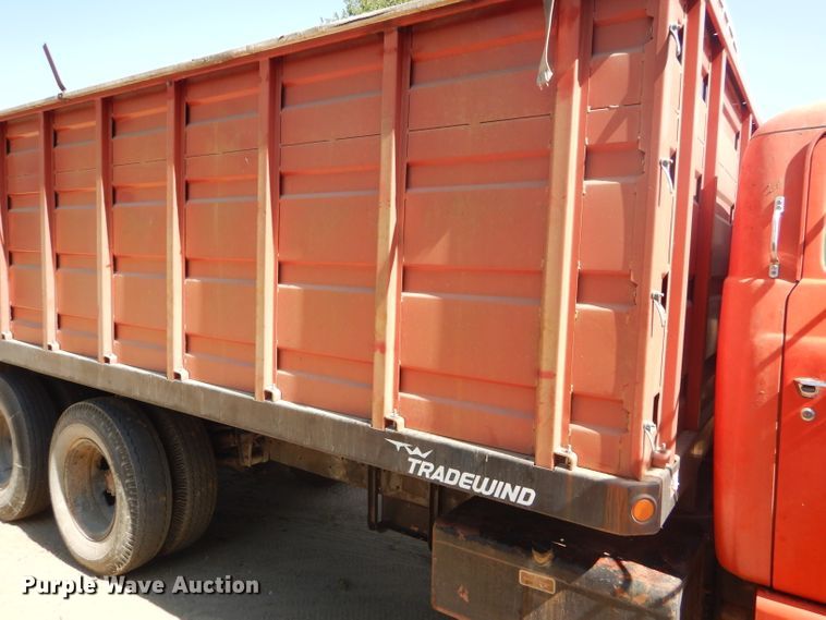 image for item GH9546 1973 Dodge 600 grain truck