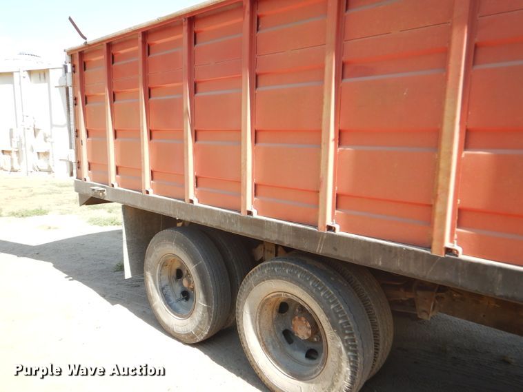 image for item GH9546 1973 Dodge 600 grain truck