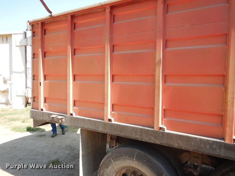 image for item GH9546 1973 Dodge 600 grain truck