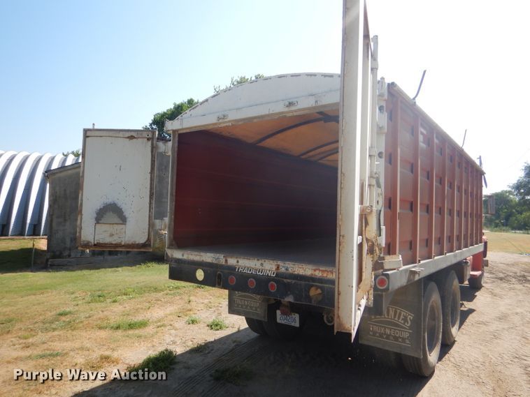 image for item GH9546 1973 Dodge 600 grain truck