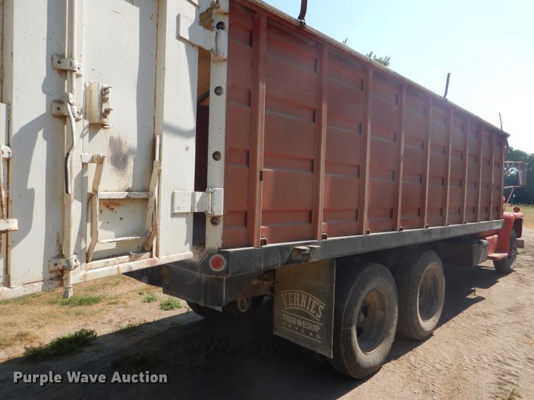 image for item GH9546 1973 Dodge 600 grain truck