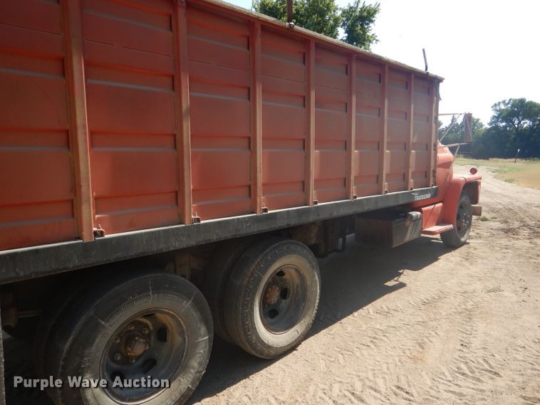 image for item GH9546 1973 Dodge 600 grain truck