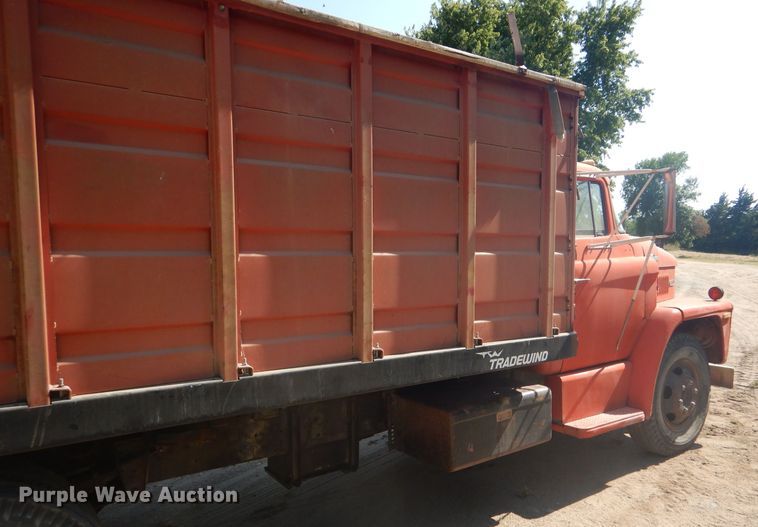 image for item GH9546 1973 Dodge 600 grain truck