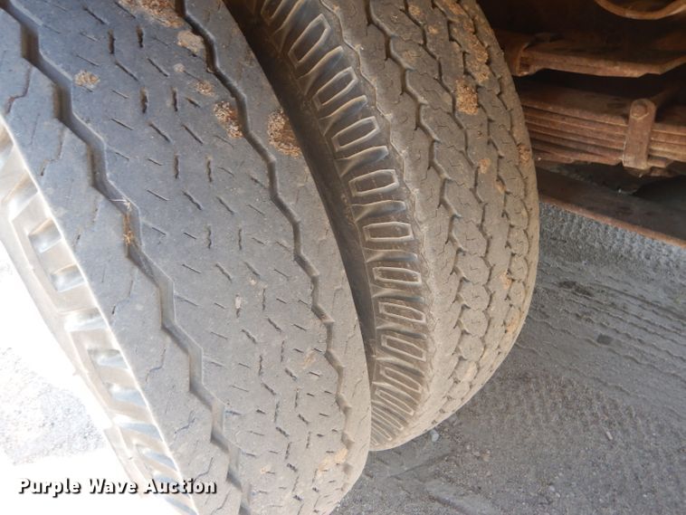 image for item GH9546 1973 Dodge 600 grain truck