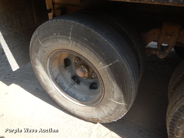 image for item GH9546 1973 Dodge 600 grain truck