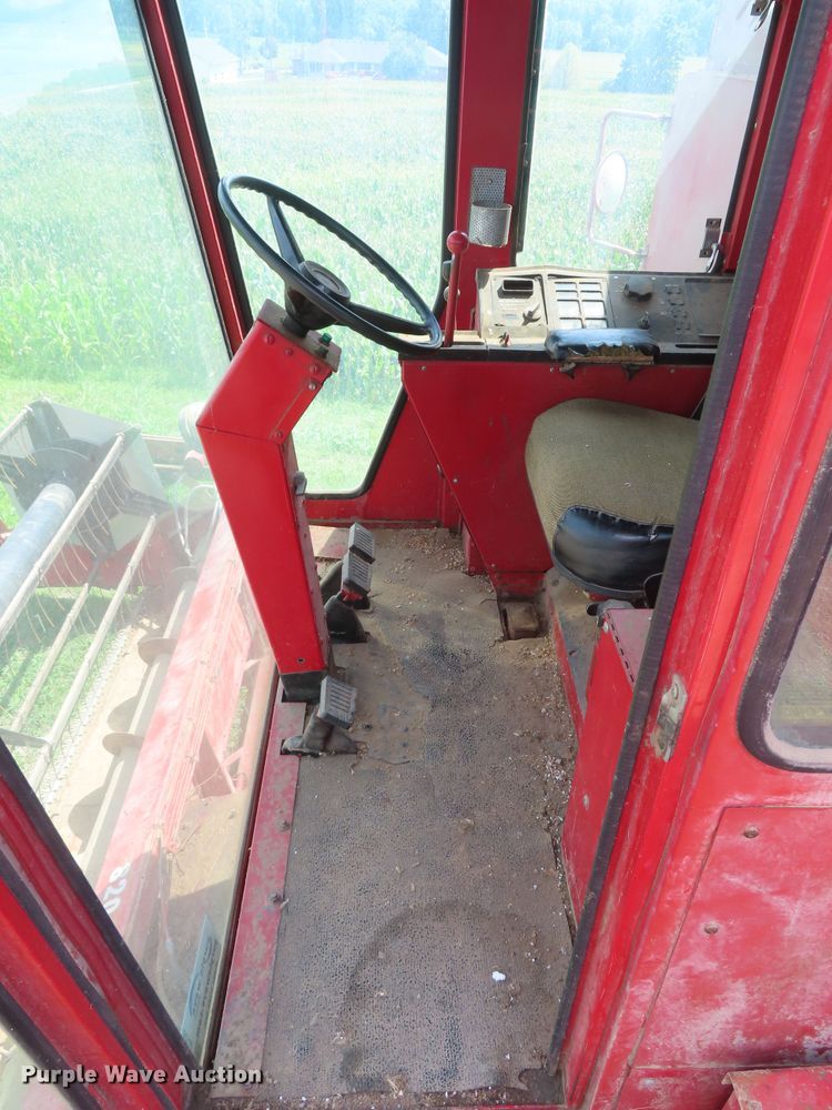 image for item DD6361 1978 International 1460 combine