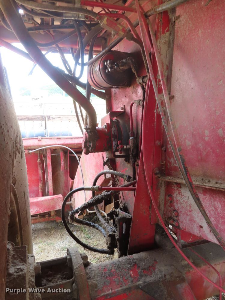 image for item DD6361 1978 International 1460 combine