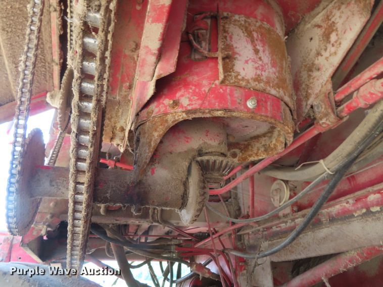 image for item DD6361 1978 International 1460 combine