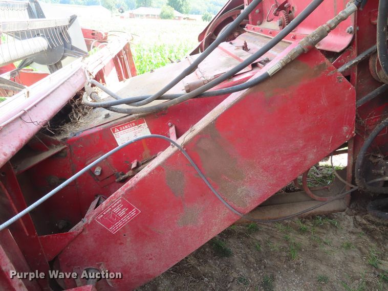 image for item DD6361 1978 International 1460 combine