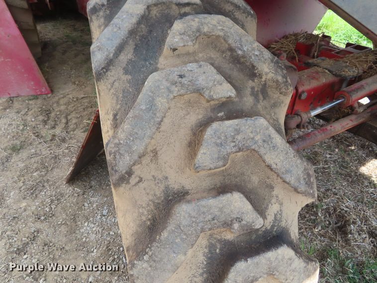 image for item DD6361 1978 International 1460 combine