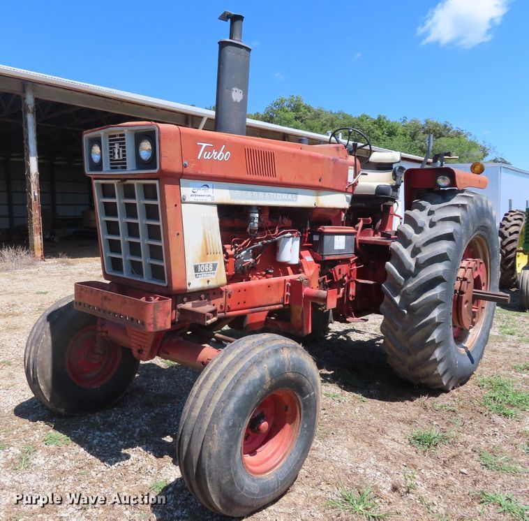 image for item DD6363 1974 International 1066 tractor