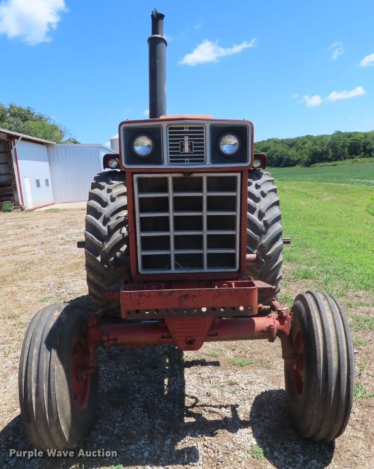 image for item DD6363 1974 International 1066 tractor