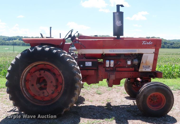 image for item DD6363 1974 International 1066 tractor