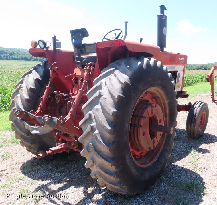 image for item DD6363 1974 International 1066 tractor