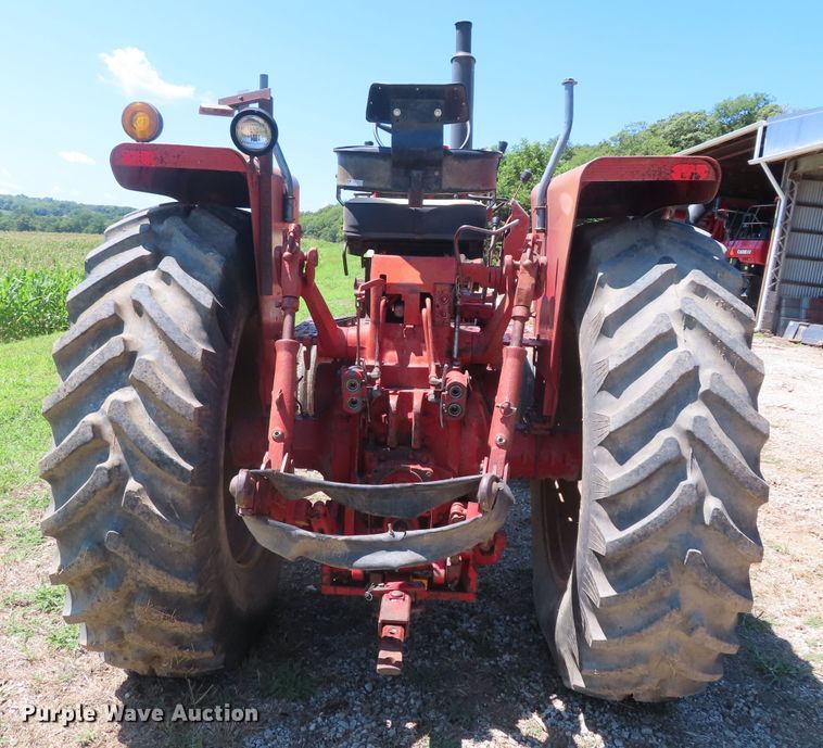 image for item DD6363 1974 International 1066 tractor